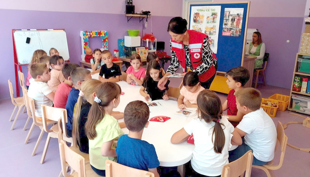 РАДИОНИЦЕ СА ДЕЦОМ ПОВОДОМ ОБЕЛЕЖАВАЊА НЕДЕЉЕ ЦРВЕНОГ КРСТА