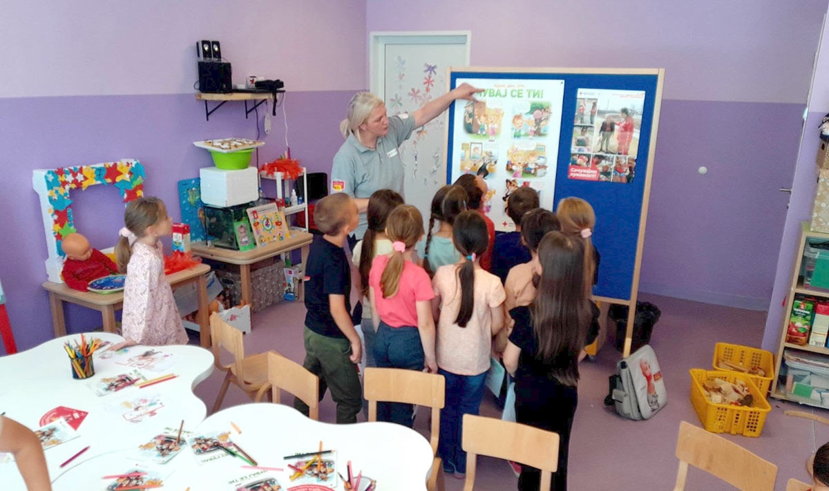 РАДИОНИЦЕ СА ДЕЦОМ ПОВОДОМ ОБЕЛЕЖАВАЊА НЕДЕЉЕ ЦРВЕНОГ КРСТА